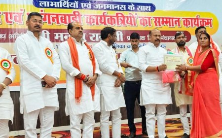 मऊ में सेवा संकल्प अभियान:आंगनबाड़ी कार्यकर्तियों को किया सम्मानित; लाभार्थियों से चर्चा की