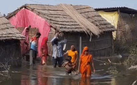 यूपी में बारिश थमी, फिर भी नदियां उफान पर:14 शहरों में बाढ़, स्कूल-मंदिरों में घुसा पानी; गोंडा में 30 गांव टापू बने