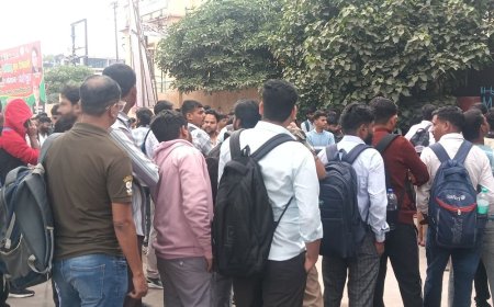 आगरा में 49 केंद्रों पर PET परीक्षा आज:सुबह से ही केंद्रों पर भीड़, दूसरे दिन 45,552 अभ्यर्थी हो रहे शामिल