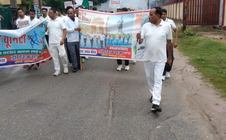 बलिया में पुलिस ने की रन फॉर यूनिटी:सरदार पटेल की 151वीं जयंती पर अधिकारी, कर्मचारी, और नागरिक शामिल हुए