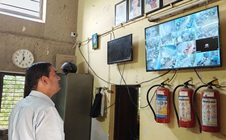 मथुरा में डीएम ने पीईटी परीक्षा केंद्रों का निरीक्षण किया:सीसीटीवी से व्यवस्थाएं परखीं, निष्पक्ष और नकलविहीन परीक्षा के निर्देश दिए