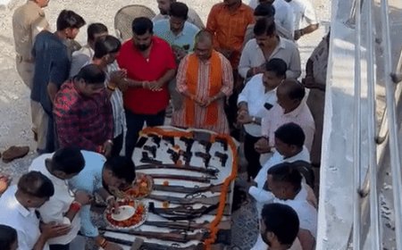 असलहों की पूजा करते MLC सुरेंद्र चौधरी का वीडियो वायरल:राजा भैया से हो रही तुलना, भाजपा नेता ने कहा- यह महत्वपूर्ण परंपरा