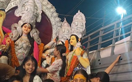 सोनभद्र में मां दुर्गा की प्रतिमाओं का विसर्जन:श्रद्धा और भक्ति के साथ देर रात तक जारी रहा, जयकारों से गूंजे घाट