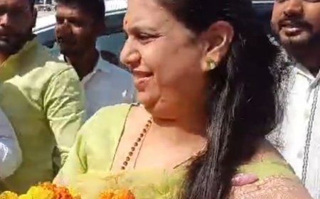 पूर्व IAS दिव्या मित्तल बोलीं-जनता के हिसाब से बने नीति:राष्ट्रीय अध्यक्ष का मिर्जापुर के पटेहरा ब्लॉक में अभियान, ग्रामीणों ने फूल-माला पहनाया