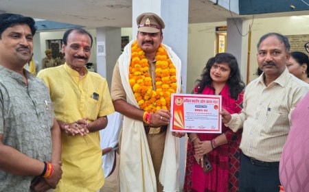 प्रतापगढ़ में एंटी रोमियो सम्मानित:छेड़खानी विरुद्ध सख्त कार्रवाई सराहना, व्यापार मंडल ने भेंट किया प्रशस्ति-पत्र