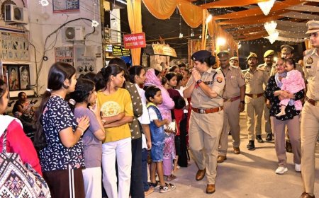 बाराबंकी एसपी ने दशहरा मेले में बच्चों से मिलीं:पैदल गश्त कर बाजारों और प्रमुख चौराहों पर सुरक्षा व्यवस्था परखी