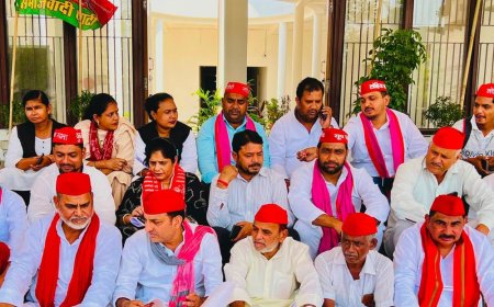 सपा ने मतदाता सूची में धांधली का आरोप लगाया:हापुड़ कलेक्ट्रेट पर प्रदर्शन कर एसडीएम को ज्ञापन सौंपा, जांच की मांग