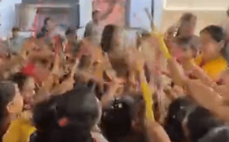 पूर्व IAS दिव्या मित्तल बच्चों संग गरबा में थिरकीं, VIDEO:भगवान राम का तिलक किया, रोटरी क्लब के कार्यक्रम में शामिल हुईं