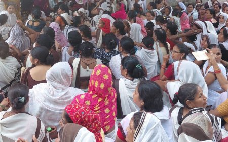 आशा संगिनी ने CMO कार्यालय पर दिया धरना:फर्रुखाबाद में मानदेय बढ़ाने और राज्य कर्मचारी का दर्जा देने की मांग