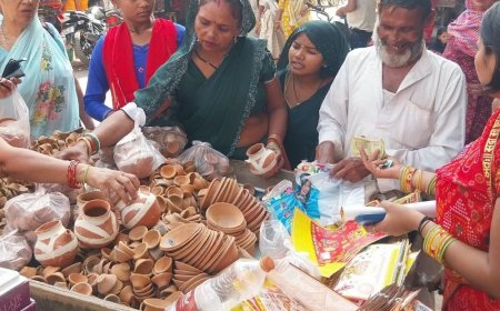करवा चौथ पर हाथरस के बाजार गुलजार:सुहागिन महिलाओं ने की जमकर खरीदारी, महंगाई का नहीं दिखा असर