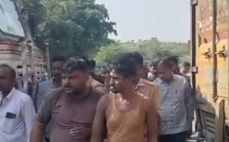 ट्रक बाइक की टक्कर में एक युवक की मौत:झांसी में घटना के बाद दूसरा युवक गंभीर घायल, पुलिस ने केस दर्ज कर जांच शुरू की