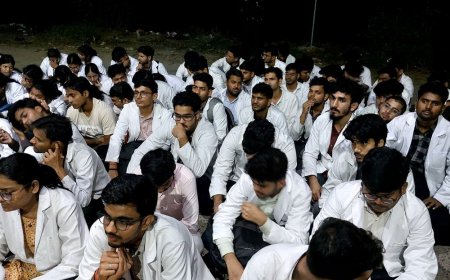 मेडिकल कॉलेज में छात्र सुविधाओं को लेकर धरने पर:नए नियमों पर प्राचार्य ने दी सफाई, कॉलेज प्रशासन समझाने में जुटा