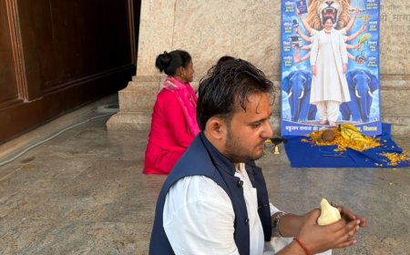 लखनऊ में मायावती को 8 भुजाओं वाली 'देवी' बनाकर पूजा:ब्राह्मण युवक ने उतारी आरती, शंख बजाया; बोला- बसपा से लेना-देना नहीं, ये मेरी मैया हैं