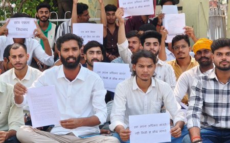 LU में हॉस्टल आवंटन को लेकर छात्रों का प्रदर्शन जारी:नई अलॉटमेंट लिस्ट की मांग, सरस्वती प्रतिमा पर रातभर दिया धरना