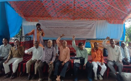 6साल से पेंशन नहीं मिली परिवार भुखमरी कि कगार पर:जल निगम मुख्यालय पर पूर्व कर्मचारियों का प्रदर्शन ,पेंशन और आश्रित नियुक्ति न मिलने पर भड़के, युवक बोला-आत्मदाह के अलावा कोई विकल्प नहीं