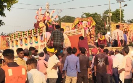 ग्रामीण क्षेत्रों में हो रहा मूर्ति-विसर्जन, घाटों पर पुलिस मुस्तैद:मां कामाख्या धाम में 25 हजार श्रद्धालुओं ने ग्रहण किया प्रसाद