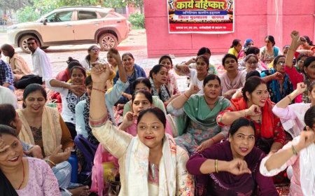 बागपत में अनिश्चितकालीन हड़ताल पर गए स्वास्थ्य कर्मियों को नोटिस:सीएमओ ने कहा- काम पर नहीं लौटे तो होगी कार्रवाई, 7 दिन से ठप सेवाएं