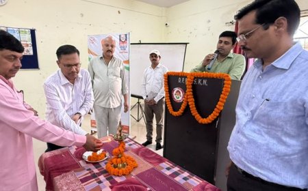 डीएम ने पराली जलाने वालों पर कार्रवाई के दिए निर्देश:पराली प्रबंधन और मक्का की उन्नत खेती पर कृषक गोष्ठी, बताया- जलाने से नष्ट होते हैं मित्र जीवाणु