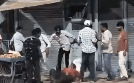 युवक को सड़क पर गिराकर बेल्ट-लात-घूंसे बरसाए:प्रयागराज में 7-8 हमलावरों ने सरेआम दिखाई गुंडागर्दी, वीडियो सामने आया