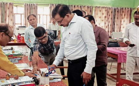 बहराइच डीएम के निरीक्षण में 3 अधिकारी समेत 5 गैरहाजिर:एक दिन का वेतन काटने और CDO से स्पष्टीकरण लेने के निर्देश