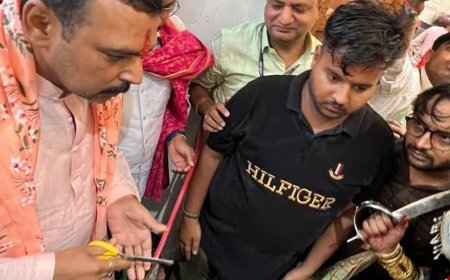 मां महाकाली की शोभायात्रा निकली:फतेहगंज में श्रद्धालुओं ने किया स्वागत