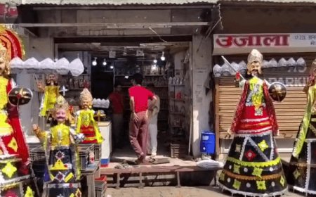 आगरा के घटिया आजम खां में सजा रावण बाजार:1200 से 3000 तक में बिक रहे पुतले, 50 साल से लग रहा बाजार