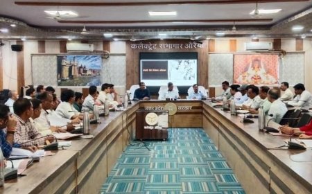 डीएम ने स्वास्थ्य योजनाओं की समीक्षा की:प्रभावी क्रियान्वयन के लिए अधिकारियों को दिए निर्देश, टीकाकरण और आभा आईडी पर जोर