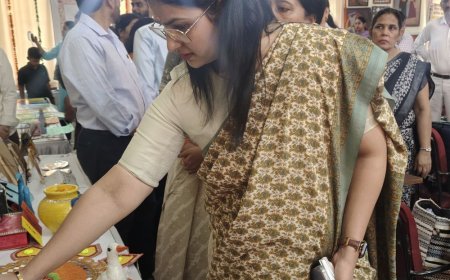 कला प्रदर्शनी और संस्कृति महोत्सव:हापुड़ डायट में डीएम कविता मीना ने बताया बच्चों के विकास में कला का महत्व