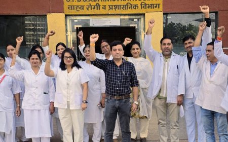 आगरा में सरकारी अस्पताल के नर्सिंग कर्मियों का कार्य बहिष्कार:मांगे नहीं मानी तो करेंगे हड़ताल, लखनऊ में भी कर चुके हैं प्रदर्शन
