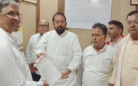 बलिया में स्वास्थ्य सेवाएं पर सीएमओ को सौंपा पत्रक:बदहाल स्वास्थ्य व्यवस्था पर पूर्व विधायक ने खोला मोर्चा, आंदोलन की चेतावनी