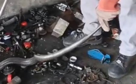 कोबरा की गर्दन में फंसा था लोहे का रिंग:बिजनौर में डेढ़ घंटे की मशक्कत के बाद रेस्क्यू, बाइक रिपेयरिंग की दुकान में घुसा