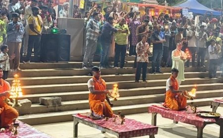 विंध्याचल के अखाड़ा घाट पर हुई भव्य गंगा आरती:साबुन-शैंपू और कचरा नदी में न डालने की हुई अपील