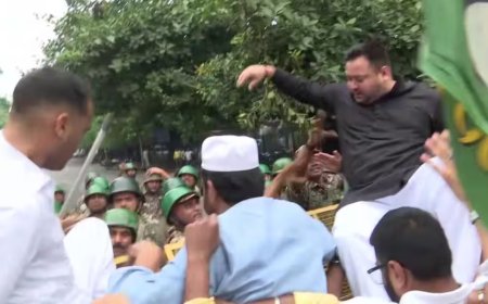 पटना में बड़ा प्रदर्शन, बैरिकेडिंग पार कर आगे बढ़े तेजस्वी यादव