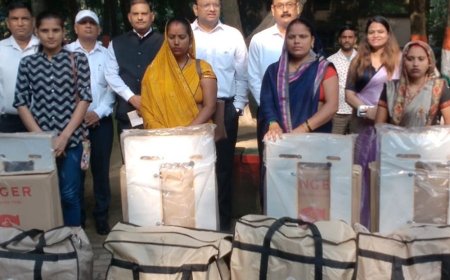 गांधी-शास्त्री जयंती पर दिव्यांगों को बांटे सहायक उपकरण:पीलीभीत कलेक्ट्रेट में कारीगरों को मिली टूल किट, गांधी सभागार में हुआ मुख्य समारोह