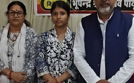 प्रयागराज में अधिवक्ता सतीश श्रीवास्तव के परिवार से मिले सपा-प्रत्याशी:बेटियों की मदद का दिया भरोसा, सरकार की कानून-व्यवस्था पर उठाए सवाल