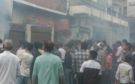 मेरठ में मकान में आग लगी, 7 लोग फंसे:सीढ़ी लगाकर बचाए गए, दुकान से मकान तक लपटें पहुंची थीं