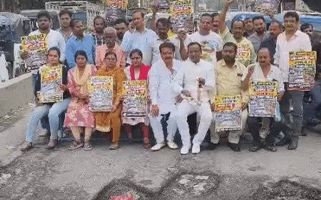 टाटमिल-घंटाघर रोड की बदहाली पर व्यापारियों का फूटा गुस्सा:घंटा-घड़ियाल बजाकर प्रशासन को चेताया, बोले- जर्जर सड़क से ग्राहक परेशान, कारोबारी बेहाल