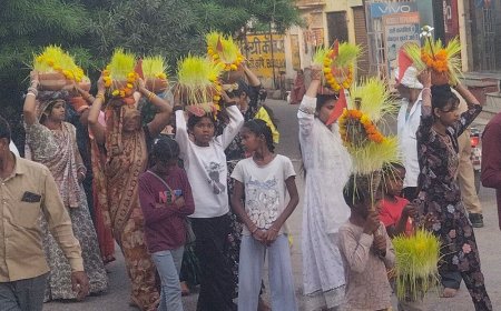 नवमी पर सुमेरा तालाब में उमड़ी श्रद्धालुओं की भीड़:श्रद्धालु नाचते-गाते पहुंचे, महिलाओं ने सिर पर रखकर विसर्जित किए जवारे
