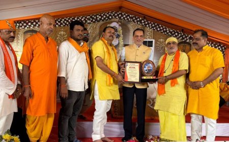 बड़हलगंज में उद्यम क्षेत्र में योगदान के लिए सम्मान:सरयू महोत्सव में डॉ. सत्य प्रकाश तिवारी को अंगवस्त्र और स्मृति चिह्न देकर किया सम्मानित