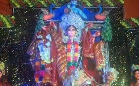 नवरात्रि के चौथे दिन मां कूष्मांडा की पूजा:दुर्गा पंडालों में उमड़ी श्रद्धालुओं की भीड़, धार्मिक झांकियां और सांस्कृतिक प्रस्तुतियां बनीं आकर्षण