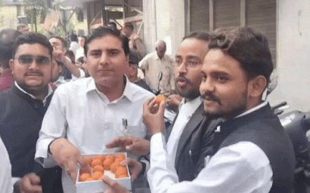 सांपकांड में सजा के बाद वकीलों ने बांटे लड्डू:वकीलों ने एक-दूसरे को खिलाई मिठाई, रविता-अमरदीप को मृत्युदंड मिलने पर कचहरी में मनाया जश्न