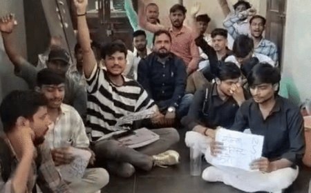 आगरा विश्वविद्यालय में BSC कृषि के छात्रों का हंगामा:परीक्षा नियंत्रक लापता के लगाए पोस्टर, खोजकर लाने पर 11 रुपए का इनाम