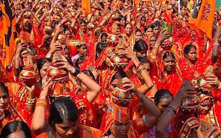 जौनपुर में दिखा आस्था का अनोखा दृश्य:हेलीकॉप्टर से पुष्प वर्षा की गई, 4 किलोमीटर दूर तक निकली भव्य कलश यात्रा; 5 हजार महिलाएं हुई शामिल