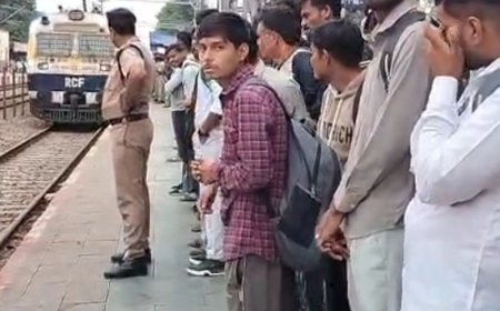 PET परीक्षा के लिए फफूंद स्टेशन पर भीड़ उमड़ी:ट्रेन में चढ़ने के लिए अभ्यर्थियों को करनी पड़ी मशक्कत, टिकट खिड़की से स्टेशन परिसर तक दिखे यात्री