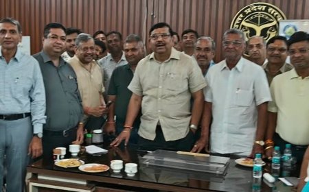 आगरा में SGST छापों का विरोध:व्यापारियों ने कहा- त्योहार पर सर्वे रोका जाए, SIB के सर्वे पर उठाए सवाल