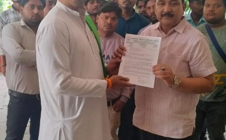 एटा में भाकियू भानू का प्रदर्शन:डीएपी खाद संकट पर सौंपा ज्ञापन, समाधान न होने पर आंदोलन की दी चेतावनी