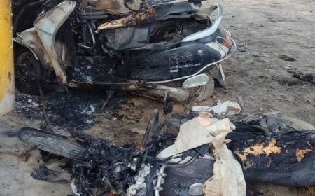 ऑटो पार्ट्स दुकान के बाहर 7 बाइक में लगी आग:उन्नाव में 6 जलकर राख, पुरानी रंजिश में आग लगाने का आरोप, पुलिस जांच में जुटी