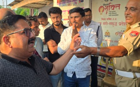 सड़क के बीच बस सीज करने पर भड़के यात्री:मऊ में एसपी ने यातायात प्रभारी को किया लाइन हाजिर, विभागीय जांच के दिए आदेश