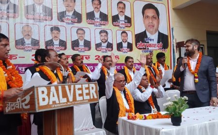 फर्रुखाबाद में बार एसोसिएशन का शपथ ग्रहण:नई कमेटी ने ली पद और गोपनीयता की शपथ, सांसद मुकेश राजपूत रहे मौजूद
