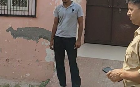 हाथरस में मंदिर के बाहर मिला बुजुर्ग का शव:पहचान नहीं होने पर पुलिस ने पोस्टमार्टम के लिए भेजा, जांच में जुटी